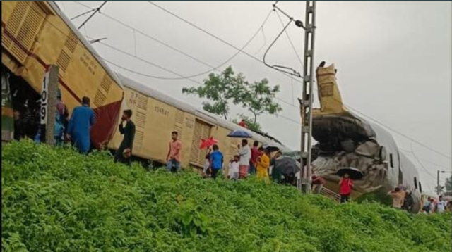 인도 서벵골주서 화물열차가 여객열차 들이받아…'최소 15명 사망'