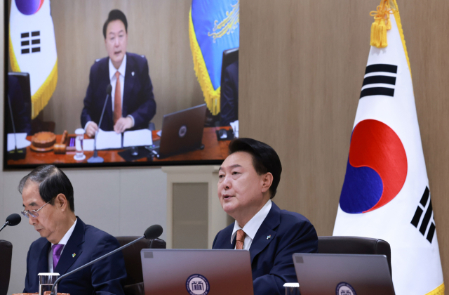 윤석열 대통령이 18일 서울 용산 대통령실 청사에서 열린 국무회의에서 발언하고 있다. 연합뉴스