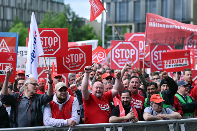 티센크루프 철강 노동자들이 5월 23일 독일 에센에 위치한 티센크루프 본사 앞에서 IG Metall 노조 시위를 벌이고 있다. AFP연합뉴스
