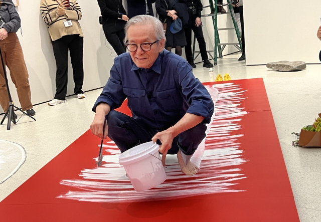 지난해 미국 구겐하임 미술관에서 '달팽이 걸음' 퍼포먼스를 하고 있는 이건용 작가. 연합뉴스