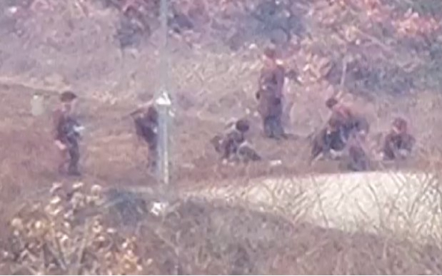 북한군이 지뢰를 매설하는 모습. 사진 제공=합참