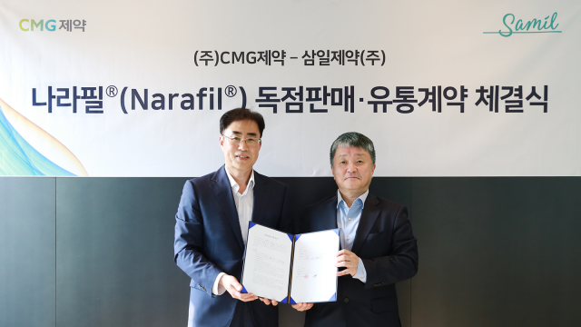 이주형 CMG제약 대표(왼쪽부터)와 김상진 삼일제약 대표가 계약 체결 후 기념사진을 촬영하고 있다. 사진제공=CMG제약