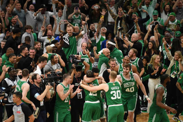 보스턴 셀틱스 선수들이 2023~2024 NBA 챔피언결정전에서 우승이 확정된 후 코트에서 기쁨을 만끽하고 있다. EPA연합뉴스