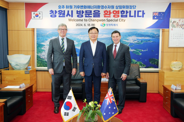 홍남표(가운데) 창원시장이 18일 시청 접견실에서호주 하원 기후변화에너지환경수자원 상임위원회를 만나 에너지 산업 교류 협력 방안을 논의한 뒤 기념사진을 찍고 있다. 사진제공=창원시