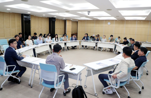 경남 하동군 공립 하동고와 사립 하동여고 통폐합과 관련한 설명회가 진행되고 있다. 사진제공=하동군