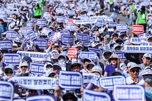 [영상] 휴진하고 땡볕에 모인 의사 1만여명…의협 "27일부터 무기한 휴진"