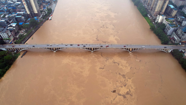 중국 남부 광시좡족자치구 룽안현의 룽장강 구간이 18일 계속되는 폭우로 인해 수위가 급증하고 있다. 신화연합