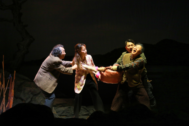 제42회 경남연극제에서 4관왕을 석관한 통영 극단 벅수골의 ‘하얀파도’ 공연 모습. 사진제공=통영시