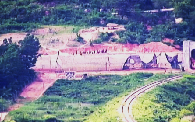 북한군이 북방한계선 주변에 설치하고 있는 대전차 방벽 모습. 사진 제공=합참