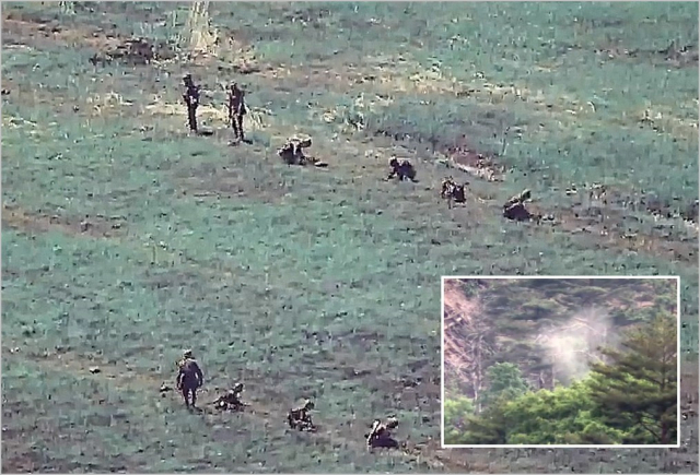 북한군이 지뢰를 매설하고 있다. 작은 사진은 지뢰 매설 작업 중에 일어나 폭발 사고 모습이다. 사진 제공=합참