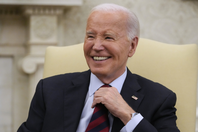 조 바이든 대통령이 17일(현지 시간) 미 백악관 집무실에서 옌스 스톨텐베르그 나토 사무총장을 만나 환하게 웃어 보이고 있다. AP연합뉴스