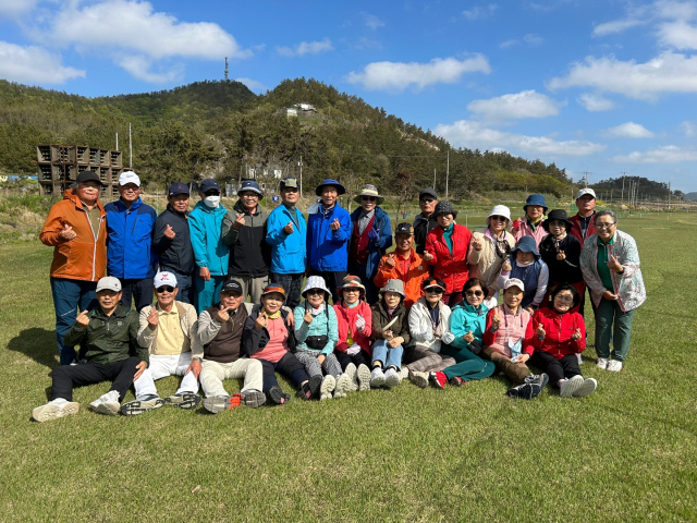 곡성 동악클럽 회원들이 기념촬영을 하고 있다. 최성환씨 제공