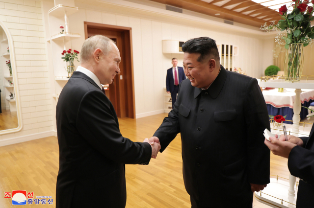 블라디미르 푸틴(왼쪽) 러시아 대통령이 19일 새벽 북한 평양에 도착해 국빈 방문을 시작했다. 조선중앙통신은 이날 