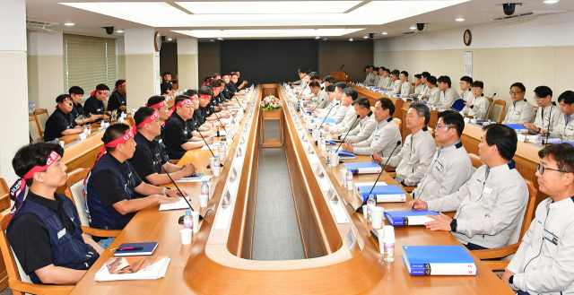 현대자동차 노사가 지난달 23일 울산공장 본관 동행룸에서 2024년 임금협상 교섭 상견례를 가졌다. 사진제공=현대차