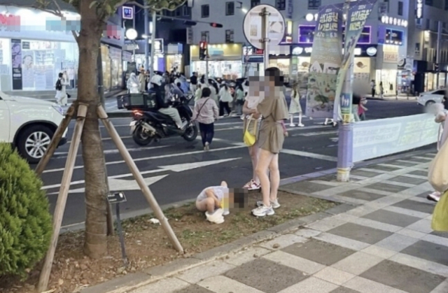 '길거리서 아이 '대변' 싸게 했다'…'무개념' 中 관광객에 제주 '공분'