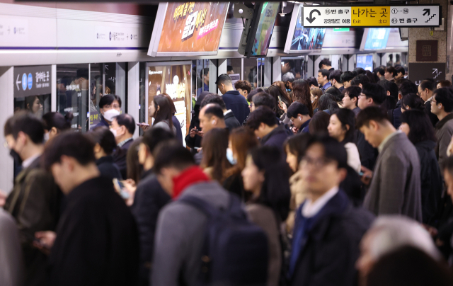 지난 3월 28일 오전 서울 중구 서울역 지하철 역사에서 시민들이 지하철 탑승을 기다리고 있다. 연합뉴스