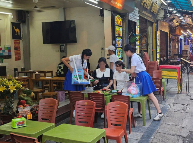 지난 10일(현지 시간) 베트남 하노이 타히엔 거리에서 현지 소비자들을 상대로 하이트진로가 소주를 홍보하고 있다. 사진 제공=하이트진로