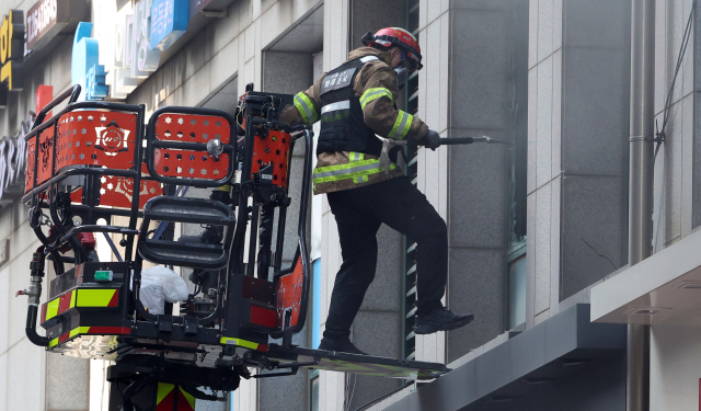 19일 서울 양천구 목동의 23층짜리 아파트 지하주차장에서 화재가 발생해 소방관들이 진화작업을 하고 있다. 불은 지하주차장 2층 재활용품 수거함에서 발생했으며 주민 24명이 연기를 흡입하는 등 피해를 입었다. 뉴스1