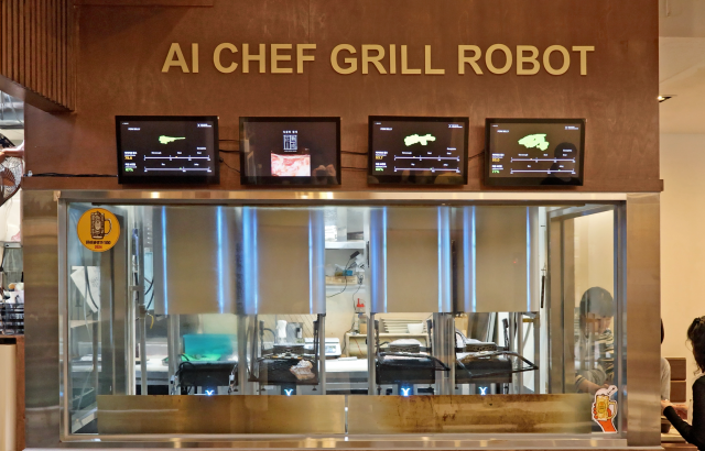 비욘드허니컴이 개발한 굽기 로봇 ‘그릴X’가 한 프랜차이즈 매장에서 자동으로 고기를 초벌 구이하고 있다. 사진 제공=비욘드허니컴