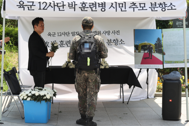 지난 19일 서울 용산역 광장에 마련된 육군 12사단 박 훈련병 시민 추모 분향소에서 한 장병이 고인을 추모하고 있다. 연합뉴스