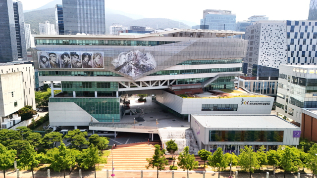 부산정보산업진흥원이 부산문화콘텐츠콤플렉스 건물 외관에 열혈강호 캐릭터를 새롭게 입히고 시민들에게 선보이고 있다. 사진제공=부산정보산업진흥원