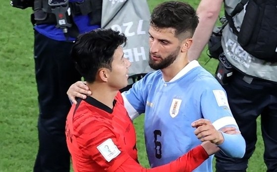 2022 카타르 월드컵 조별리그에서 만난 손흥민(왼쪽)과 로드리고 벤탄쿠르. EPA 연합뉴스
