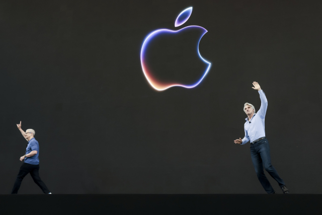 팀 쿡(왼쪽) 애플 최고경영자(CEO)와 크레이그 페데리히 애플 수석 부사장이 10일 미국 캘리포니아 쿠퍼티노 애플 파크 캠퍼스에서 열린 2024 세계개발자회의(WWDC)에서 무대에 오르고 있다. EPA연합