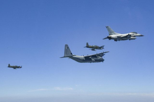 18일 우리 공군의 KF-16 전투기와 KA-1 공중통제공격기 편대가 美 AC-130J와 근접항공지원(CAS·Close Air Support) 훈련을 실시하면서 편대비행을 하고 있는 모습. 사진 제공=공군