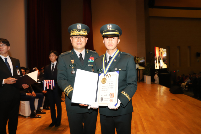 박안수 육군참모총장(왼쪽)이 김규태 소위에게 대통령상을 전수하고 있다. 사진 제공=육군