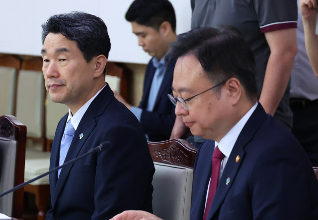 복지부 '의사들, 환자 불안하게 말고 정부와 대화로 문제 해결해야'