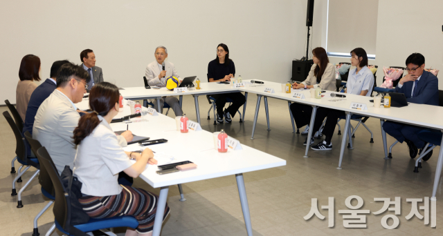 유인촌 문화체육관광부 장관이 20일 서울 종로구 국립현대미술관 서울관에서 ‘배구협회 및 여자배구 국가대표 은퇴선수 간담회’를 진행하고 있다. 사진 제공=문체부