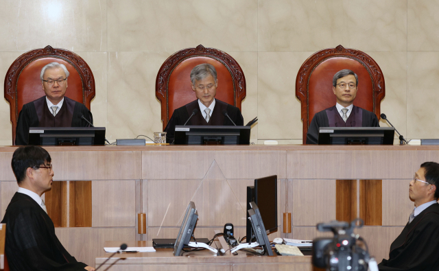 조희대 대법원장 등 대법관들이 20일 서울 서초구 대법원에서 열린 전원합의체 선고에서 자리에 앉아 있다. 연합뉴스