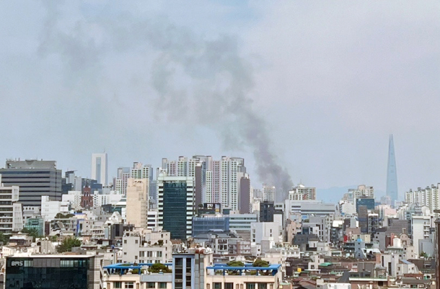 20일 서울 강남구 역삼동 아이파크 아파트에서 화재가 발생해 검은 연기가 피어오르고 있다. 강남구는 이날 오후 안전 안내 문자를 통해 