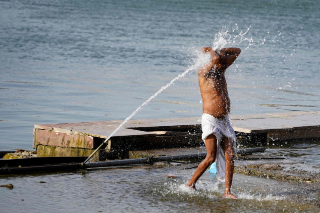 지난 16일 인도 라자스탄 주의 푸쉬카르의 성호(holy lake)에서 한 남성이 목욕을 하며 더위를 식히고 있다. 인도의 북부 지역에서는 연일 지속되고 있는 폭염으로 인해 전력 수요가 역대 최고치를 기록하는 등 수도 뉴델리의 시민들이 믿을 수 없게 뜨거운 폭염과 힘겨운 싸움을 하고 있다. AFP 연합뉴스