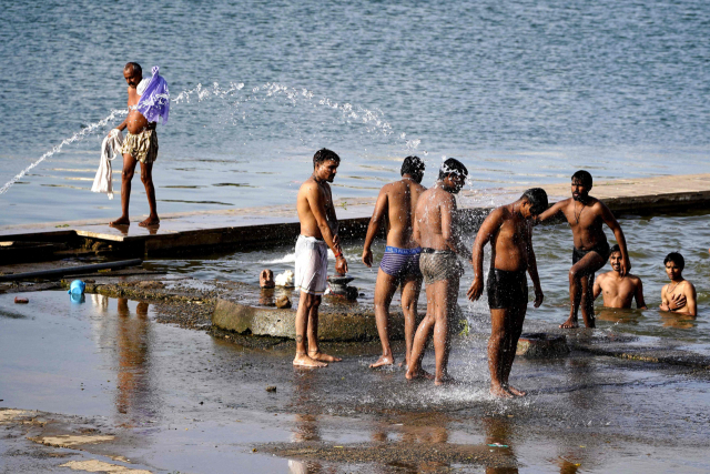 지난 16일 인도 라자스탄 주의 푸쉬카르의 성호(holy lake)에서 시민들이 목욕을 하며 더위를 식히고 있다. 인도의 북부 지역에서는 연일 지속되고 있는 폭염으로 인해 전력 수요가 역대 최고치를 기록하는 등 수도 뉴델리의 시민들이 믿을 수 없게 뜨거운 폭염과 힘겨운 싸움을 하고 있다. AFP 연합뉴스