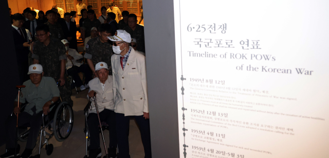 귀환 국군포로 유공자들이 20일 용산구 전쟁기념관에서 이날 개막한 '국군포로 전시실'을 관람하고 있다. 연합뉴스