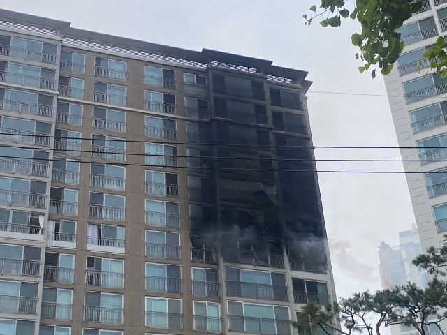 소방,역삼동 아파트 화재 초진…2명 병원 이송