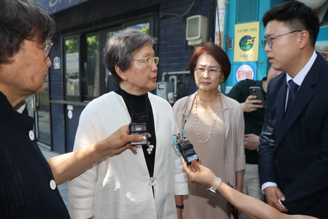 20일 오전 김숙희 전 교육부 장관(왼쪽)과 김혜숙 전 이화여대 총장이서울 서대문구 경찰청 국가수사본부에 더불어민주당 김준혁 의원을 고발한 뒤 김 의원 측 최원석 선임비서관과 대화를 하고 있다.연합뉴스