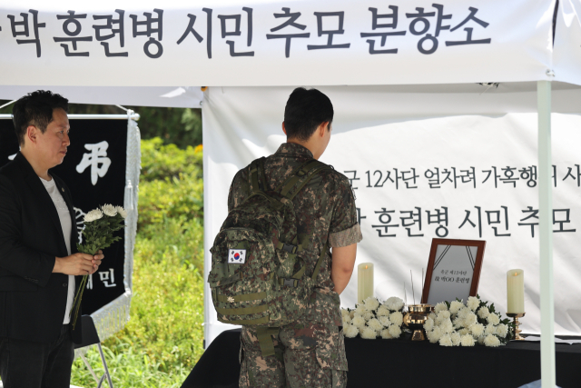 19일 서울 용산역 광장에 마련된 육군 12사단 박 훈련병 시민 추모 분향소에서 한 장병이 고인을 추모하고 있다. 연합뉴스