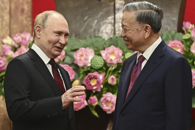 北 이어 베트남 찾은 푸틴, 원자력 기술 지원 등 논의