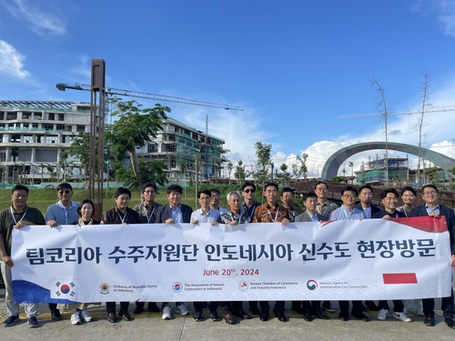 (누산타라=연합뉴스) 20일(현지시간) 주인도네시아 한국 대사관과 재인도네시아 한국건설업협의회, 재인도네시아 한인상공회의소, 행정중심복합도시건설청 등으로 구성된 팀코리아 수주지원단이 인도네시아 신수도 누산타라를 찾아 기념 촬영을 하고 있다. 사진 제공=주인도네시아 한국대사관