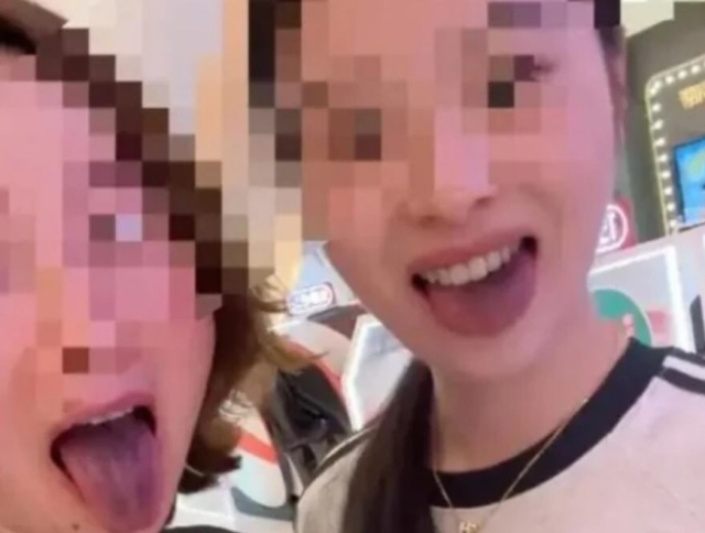 중국의 유명 훠궈 프랜차이즈 '난훠궈'에서 식사를 한 후 모녀의 혀가 검게 변했다. /X(구 트위터)