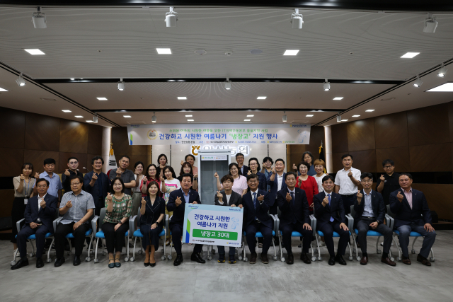 NH농협은행 IT 사랑봉사단이 20일 경기도 안산시 지역 아동 센터에서 냉장고 기부 행사를 진행 후 기념 사진을 촬영하고 있다. 사진 제공=NH농협은행