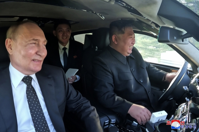 푸틴 대통령이 김정은 북한 국무위원장에게 선물한 아우루스 차량을 김 위원장이 시운전하고 있다. 연합뉴스