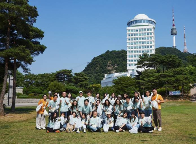 현대캐피탈 임직원들이 18일 서울 남산공원에서 '그린 스텝스' 활동을 마치고 기념 촬영을 하고 있다. 사진 제공=현대캐피탈