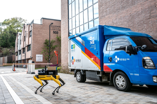 한 물류회사가 로봇을 사용한 택배를 시험하고 있다. 서울경제DB