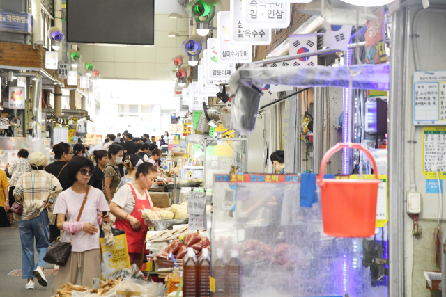 이용객들로 붐비는 삼미시장. 사진 제공 = 시흥시