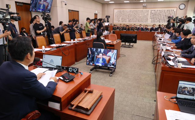 21일 국회 법제사법위원회에서 국민의힘 위원들이 불참한 가운데 '순직 해병 진상규명 방해 및 사건은폐 등의 진상규명을 위한 특별검사 임명법'(채상병특검법)에 대한 입법청문회가 열리고 있다. 연합뉴스