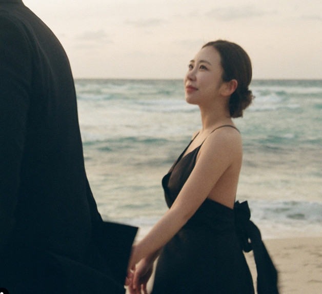 해변가서 검은 드레스 입고…'미달이' 김성은 '저 결혼해요'