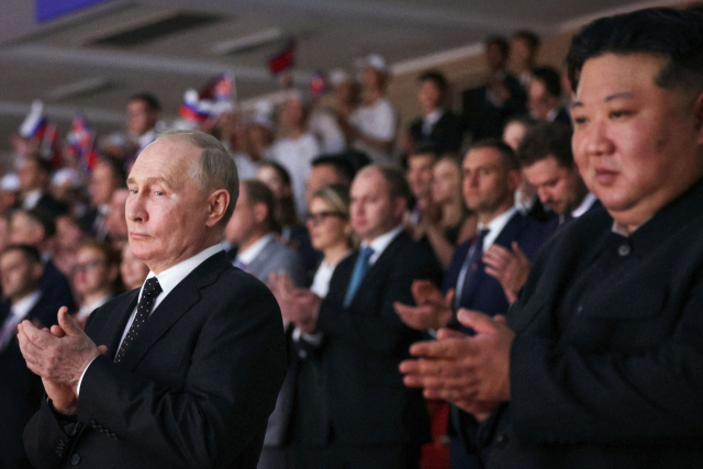 북한을 방문한 블라디미르 푸틴 러시아 대통령(왼쪽)이 19일 평양에서 열린 갈라 콘서트에 김정은 북한 국무위원장과 함께 참석해 박수를 치고 있다. /AFP연합뉴스